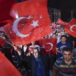 Cinq ans après le coup d'État de 2016, Erdoğan célèbre la « résurrection » de la Turquie 