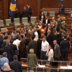 Kosovo : l'affaire Radoičić provoque une bagarre généralisée au Parlement