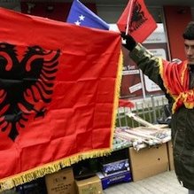 Centenaire de l'indépendance albanaise : Pristina en rouge et noir