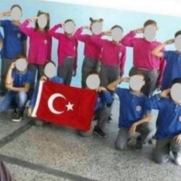 Kosovo : à Prizren, des élèves font le salut militaire turc