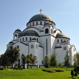 Serbie : en pleine pandémie, l'État préfère financer l'Église que les hôpitaux