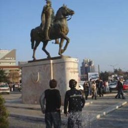 Skopje : inauguration en grande pompe pour la statue de Skanderbeg