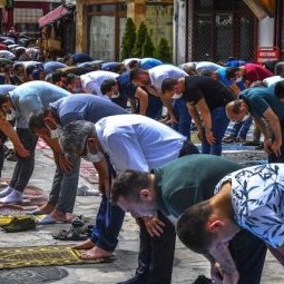 Une fin de ramadan semi-déconfinée pour les musulmans des Balkans