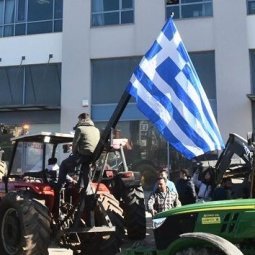Grèce : les paysans en colère investissent le Salon de l'Agriculture de Thessalonique
