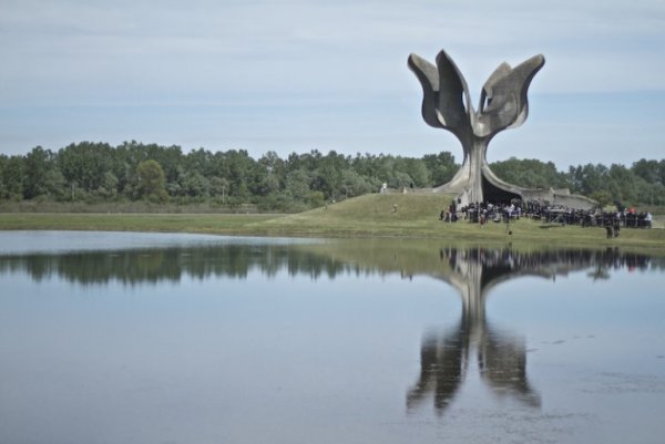 Croatie : Juifs, Serbes et antifascistes boycottent encore la cérémonie officielle au camp de Jasenovac