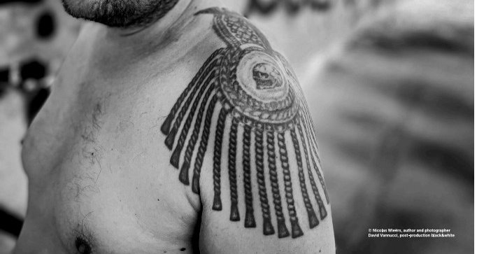 Expo | Surrounded by criminals