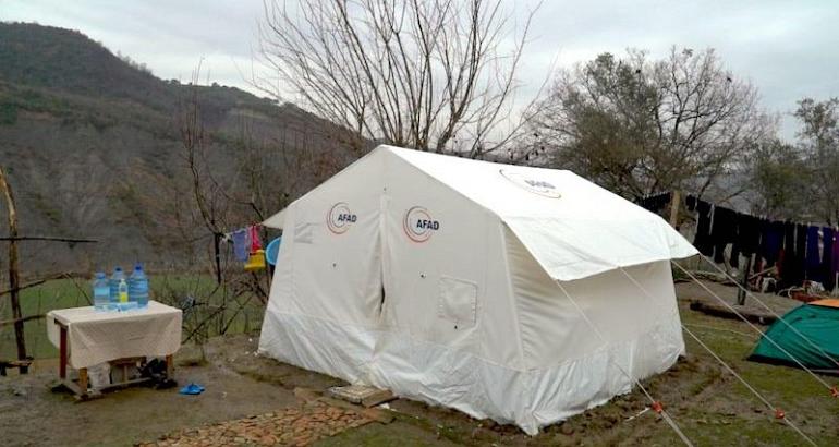 Albanie : confinés sous la tente, sans toit, sans aide et sans travail