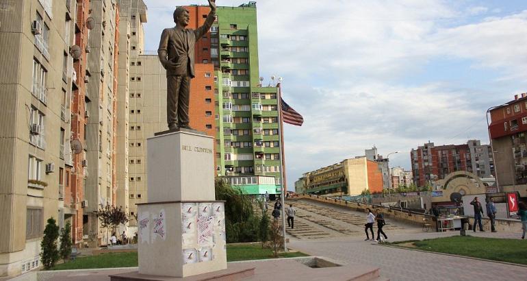 Kosovo : une américanophilie monumentale