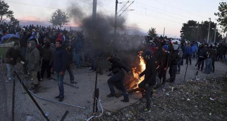 Réfugiés : scènes de chaos à la frontière entre la Grèce et la Macédoine 