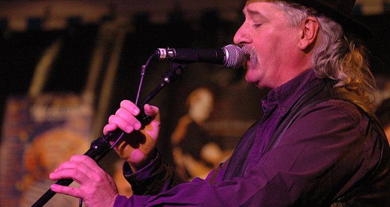 Hommage à Erik Marchand, passeur de musiques entre la Bretagne et les Balkans