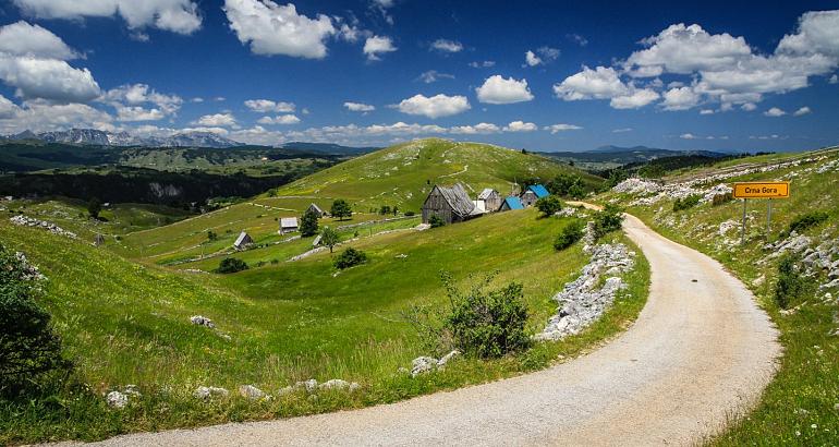 Les Balkans en transformation. Quatre visions : pancartes, passeport, argent, maison