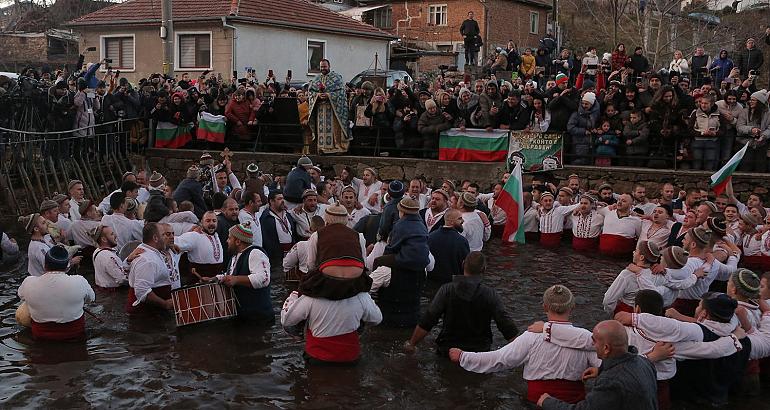 Diaporama | Bulgarie : la danse de l'épiphanie dans les eaux glacées de Kalofer