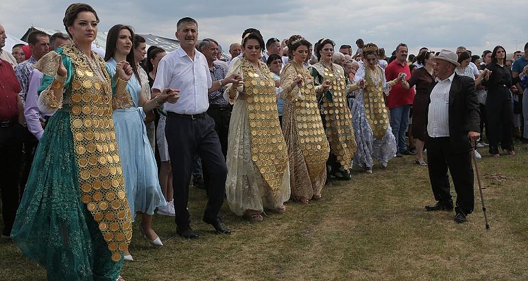 Traditions des Balkans en images | En Serbie, la foire aux mariages du plateau de Pešter