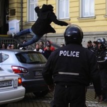Bulgarie : les étudiants tentent de bloquer le Parlement, heurts avec la police
