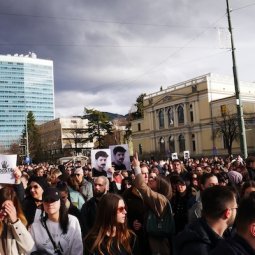Fil info Bosnie-Herzégovine | Sarajevo : une centaine d'étudiants manifestent devant l'Assemblée cantonale