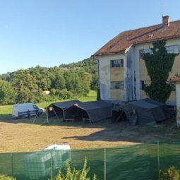 Croatie : à Gojkovac, un commissariat de campagne improvisé fait la chasse aux migrants