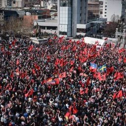 Anniversaire sous tension au Kosovo : près de 100 000 personnes défilent à l'appel de l'opposition