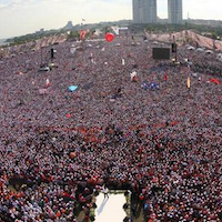 Turquie : Erdoğan rassemble ses partisans, Istanbul bouillonne toujours