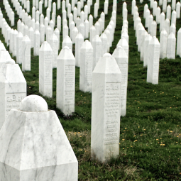 « Crime de guerre » ou « génocide » : Srebrenica divise toujours la Serbie