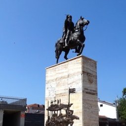 Macédoine : à peine terminée, la nouvelle place Skanderbeg de Skopje fait déjà polémique