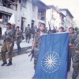 Bosnie-Herzégovine : à Srebrenica, des mercenaires grecs d'Aube Dorée