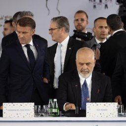 Opinion • À Tirana, qui a mis en scène qui ?