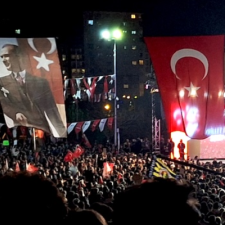 Turquie : un mois après son arrestation, l'opposition mobilise chez Ekrem Imamoğlu