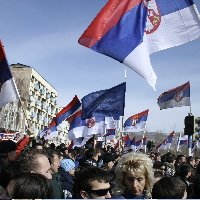 Kosovo : des milliers de Serbes manifestent dans le calme à Mitrovica