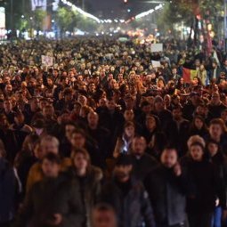 Roumanie : un Premier ministre intérimaire, les manifestations se poursuivent