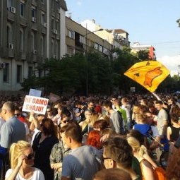 Serbie : 5 000 personnes contre la censure dans les rues de Novi Sad