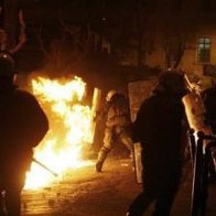 Grèce : le gouvernement Caramanlis tente de sauver les meubles