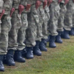 Service militaire : dans les Balkans, on marche de plus en plus au pas