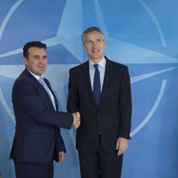 Après l'accord avec la Grèce, l'OTAN veut ouvrir ses portes à la Macédoine