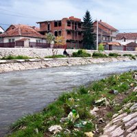 Serbie : Novi Pazar, et au milieu coule une rivière