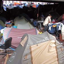 Migrants albanais à Lyon : dans la tente du droit d'asile