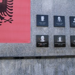 Au Kosovo, les mémoriaux à la gloire de l'UÇK poussent comme les champignons