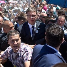 Vučić à Srebrenica : le show, les médias et la manipulation politique