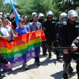 Monténégro : l'opposition est dans la rue, la Gay Pride reportée