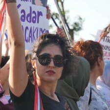 Turquie : à Istanbul, manifestation sous tension en hommage à Mahsa Amini