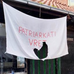 Kosovo : à Mitrovica, une nouvelle génération féministe pour un 8 mars de combat