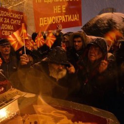 Conflit du nom avec la Grèce : des milliers de personnes à Skopje pour « défendre l'identité de la Macédoine »