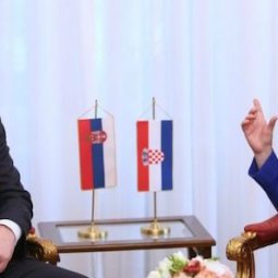 Croatie : Kolinda Grabar-Kitarović prête serment, le Premier ministre serbe présent