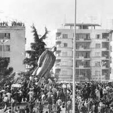 Histoire : le 20 février 1991, quand la statue d'Enver tombait