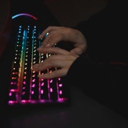 Roumanie : Nimfomane, l'empire de la prostitution en ligne