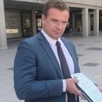 Blog • L'isolement numérique de Čedomir Stojković : comment Vučić transforme l'assignation à résidence en « mort civile »