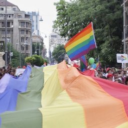 Roumanie : les sénateurs veulent interdire la « théorie de l'identité de genre » à l'école