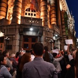 Serbie : attaque contre la télévision N1, les journalistes dans la rue