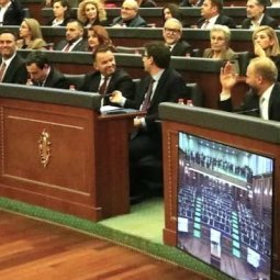 Kosovo : les législatives virent au triomphe pour Albin Kurti et Vetëvendosje