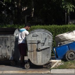 Serbie : à Novi Sad, des agents de sécurité armés pour garder les poubelles