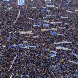 Grèce : « Non au bradage de la Macédoine », 100 000 manifestants dans les rues de Thessalonique 